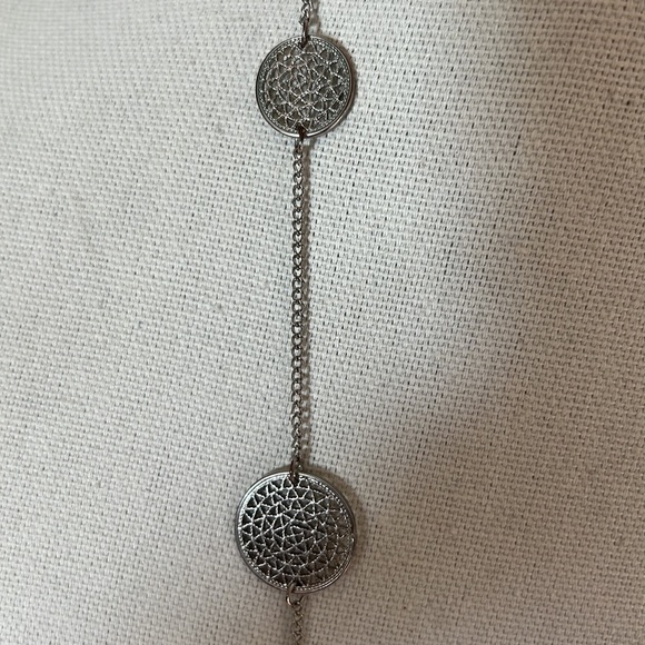 Silver tone Disc Necklace - Picture 5 of 5